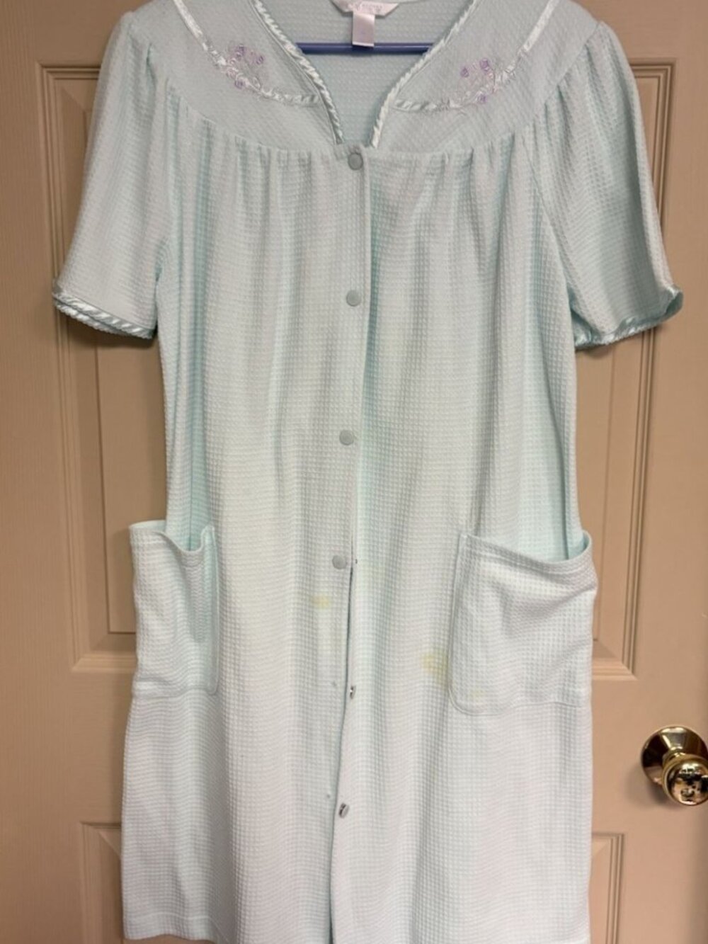 Adonna Women's Robe SZ Medium Snap front Short Sleeve Pockets Green Embroidery